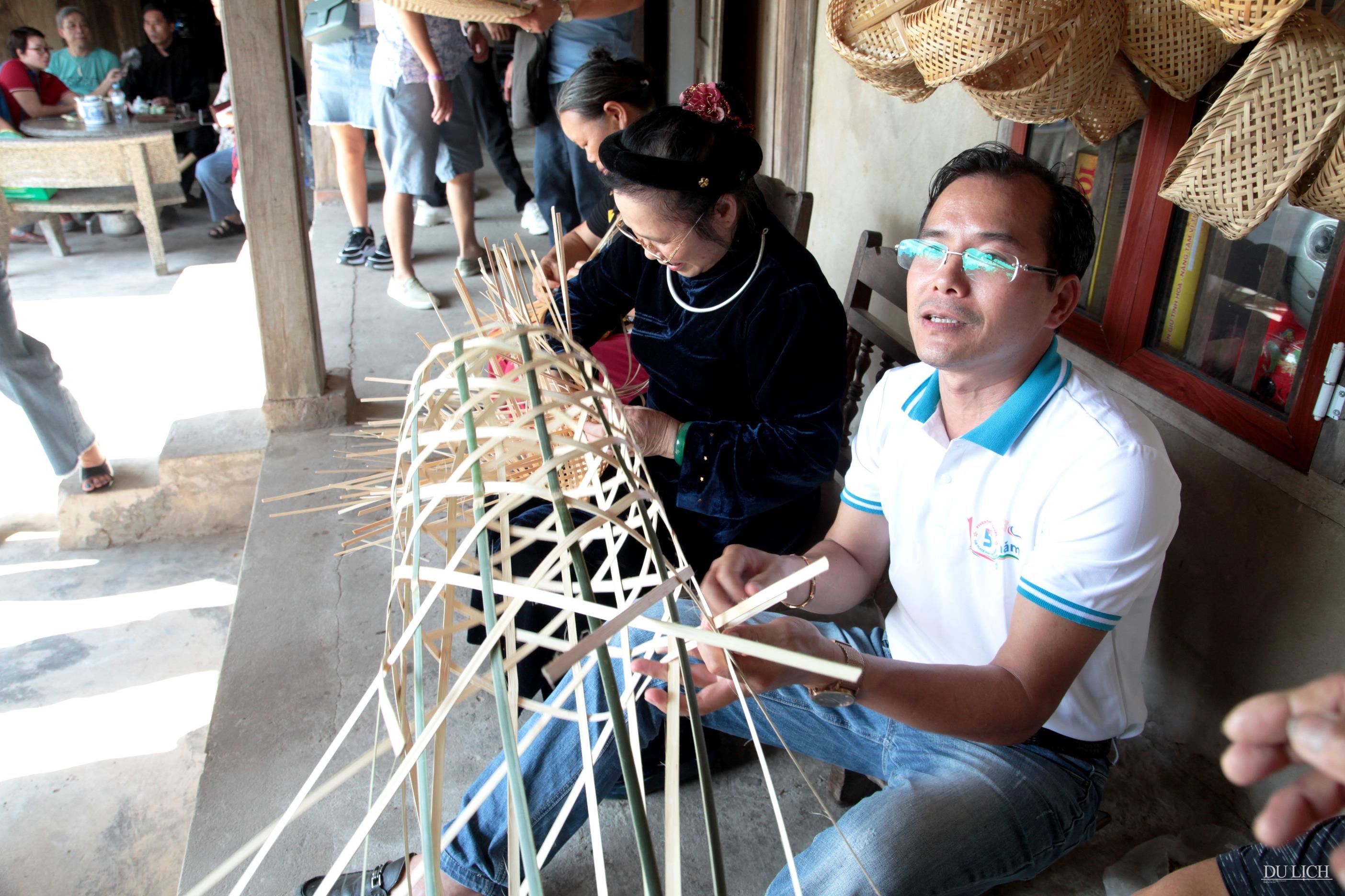 Du khách trải nghiệm nghề thủ công xã Phú Thượng
